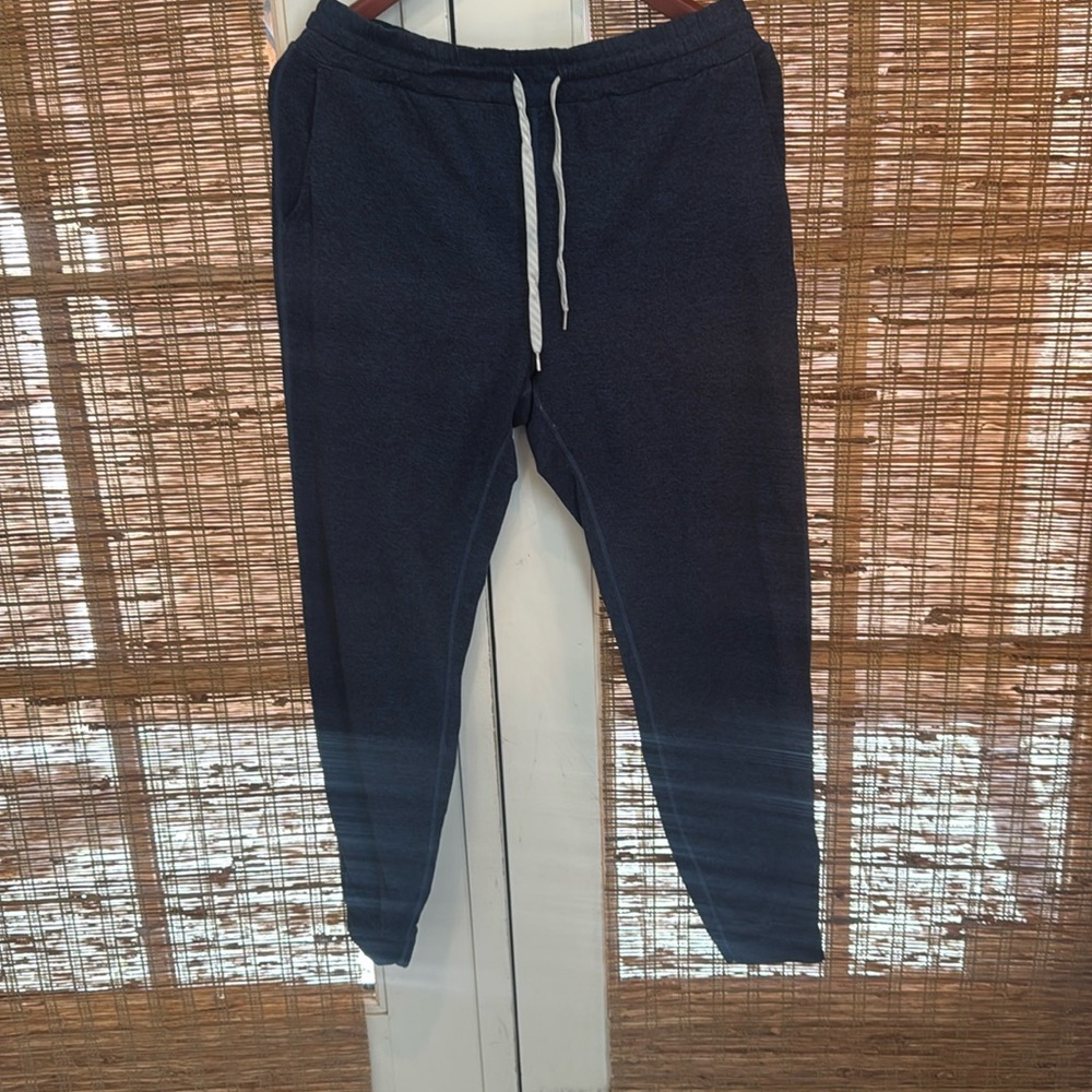 Vuori Performance jogger. Navy Heather.
